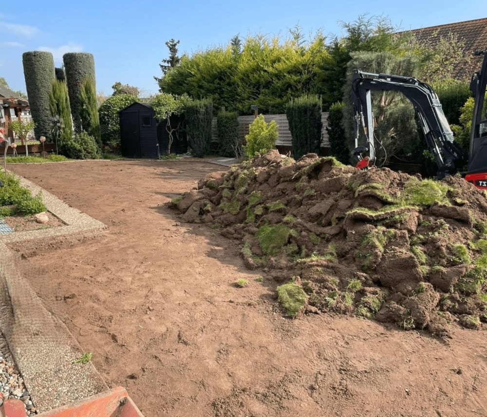 Abnehmen Grasnarbe zur Vorbereitung der Kunstrasen Verlegung(1)(1)