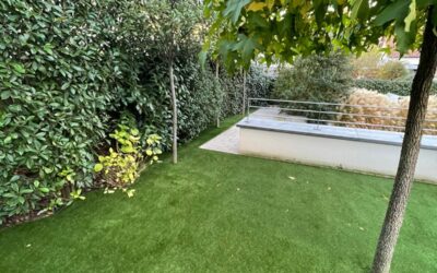 Welche Methode reinigt Kunstrasen am sichersten, wenn ich keinen Hochdruckreiniger nutzen will und trotzdem Flecken weg müssen?