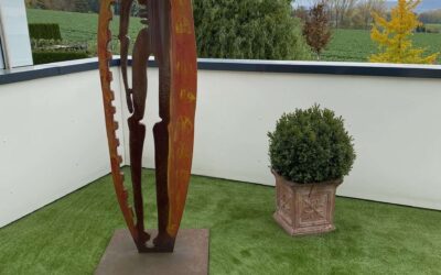 Wo kann ich Kunstrasen für den Balkon auf Maß bestellen, damit Ecken und Aussparungen sauber aussehen und nichts ausfranst?