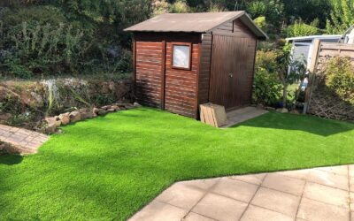 Kunstrasen verlegen Kosten: So setzt sich der Preis für Unterbau, Zubehör und Arbeit zusammen