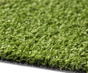 Kunstrasen auf Terrassenplatten verlegen: Welche Unterlage verhindert Druckstellen und Gerüche?