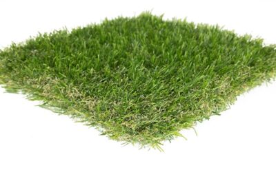 Kunstrasen auf dem Balkon verlegen: So gelingt die Montage ohne Wellen und Stolperkanten