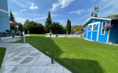 Welche Kunstrasen-Lösung funktioniert auf Terrassenplatten oder Beton, ohne dass sich Wellen bilden und ohne Wasserstau nach Regen?